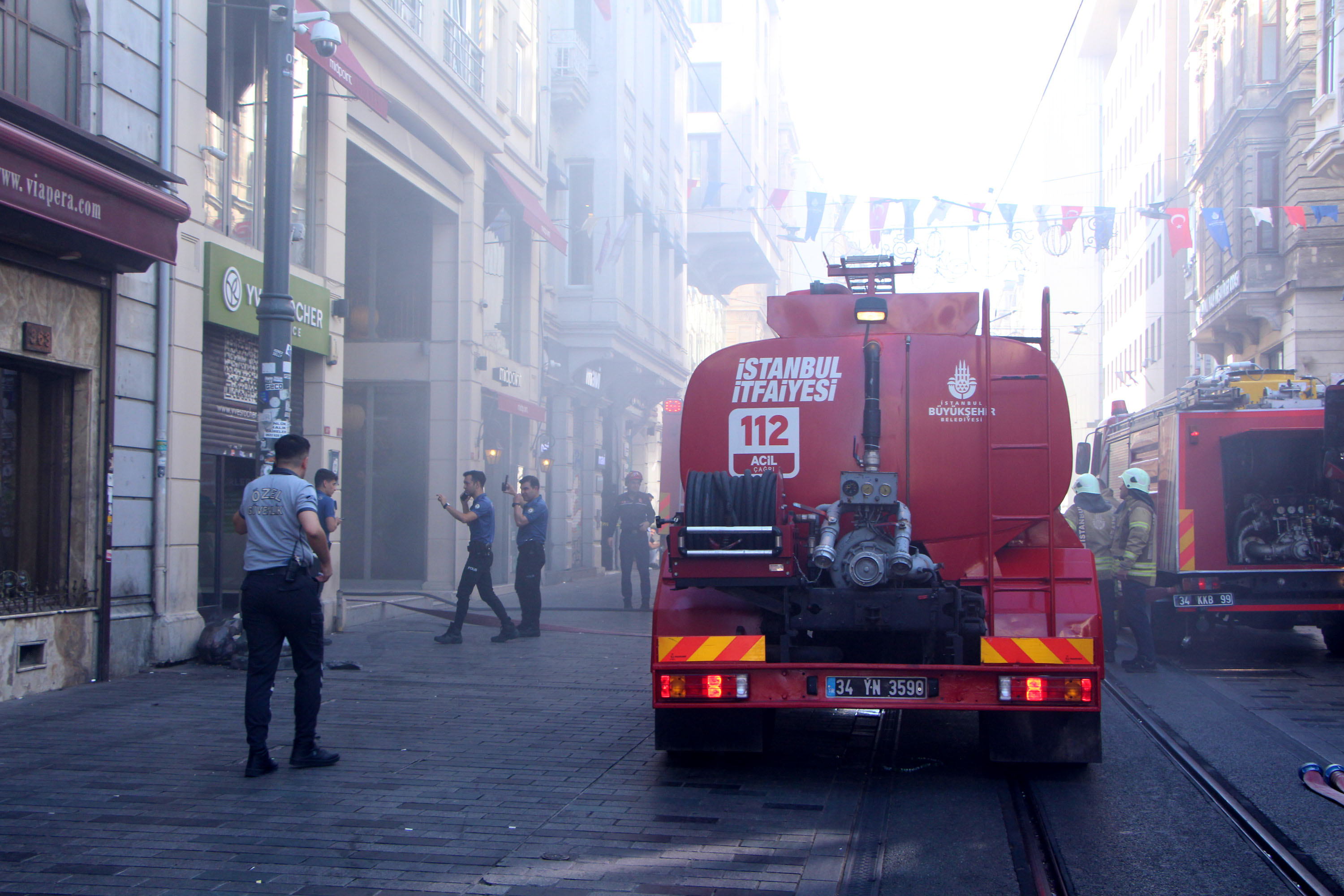 istiklal-caddesinde-8-katli-is-merkezinde-yangin-9446-dhaphoto4.jpg