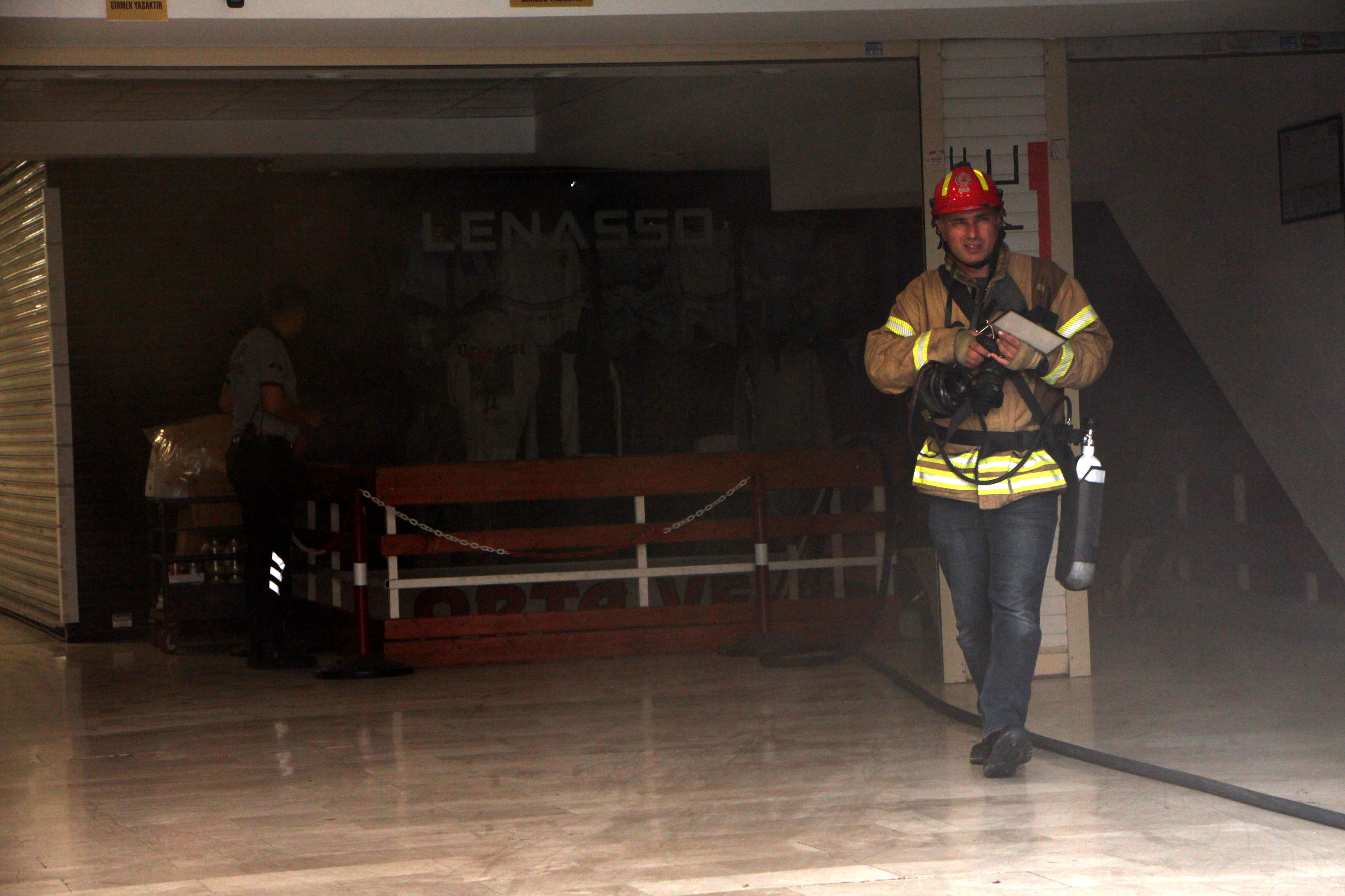 istiklal-caddesinde-8-katli-is-merkezinde-yangin-9446-dhaphoto5.jpg