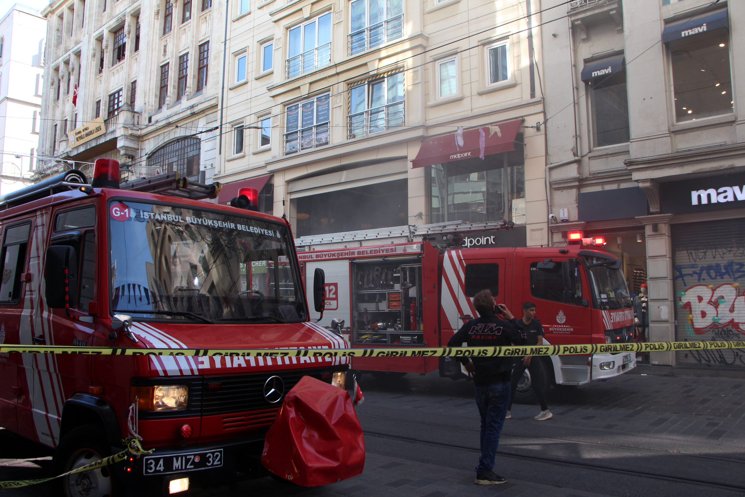 istiklal-caddesinde-8-katli-is-merkezinde-yangin-9446-dhaphoto6.jpg