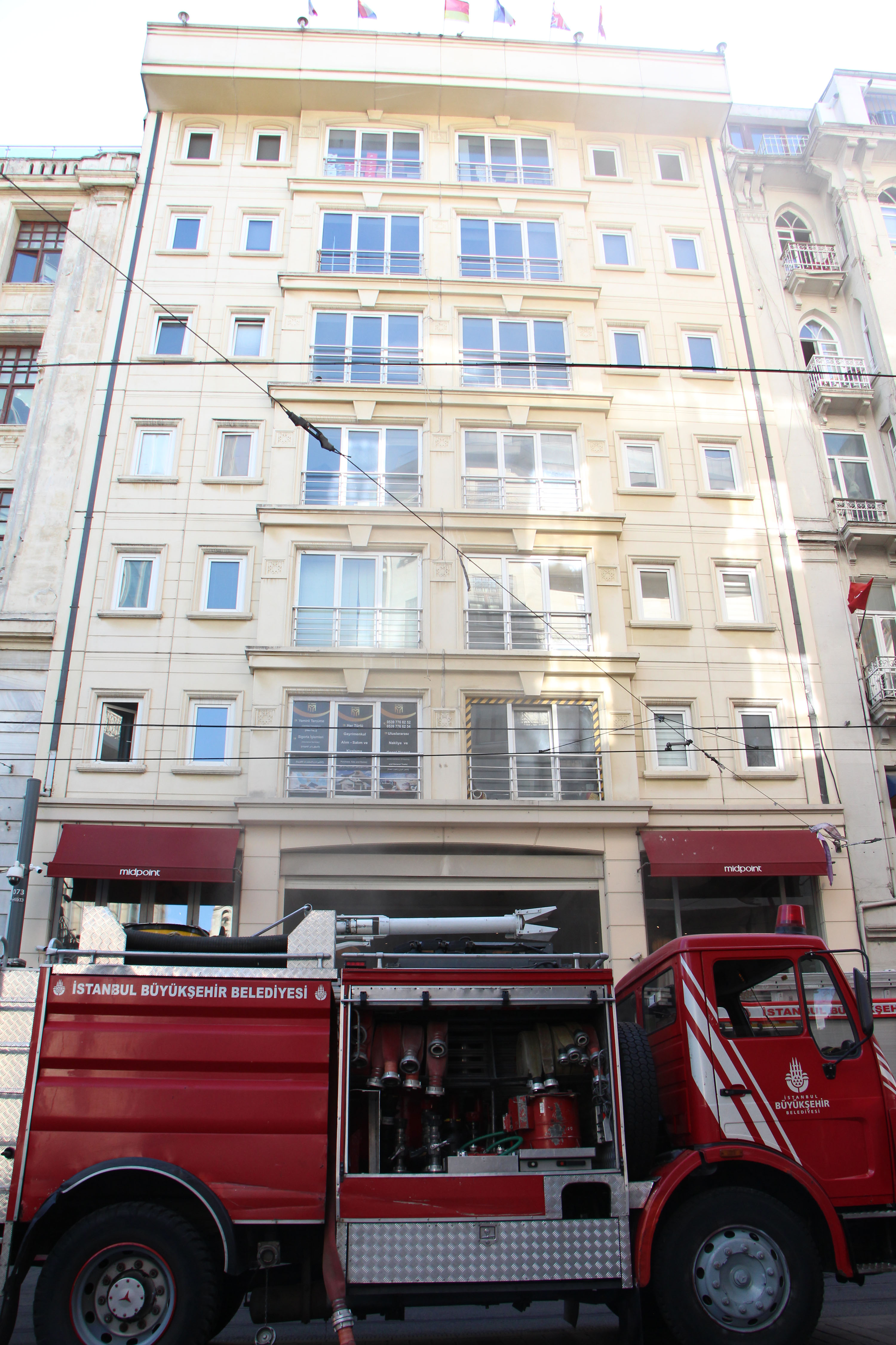 istiklal-caddesinde-8-katli-is-merkezinde-yangin-9446-dhaphoto9.jpg