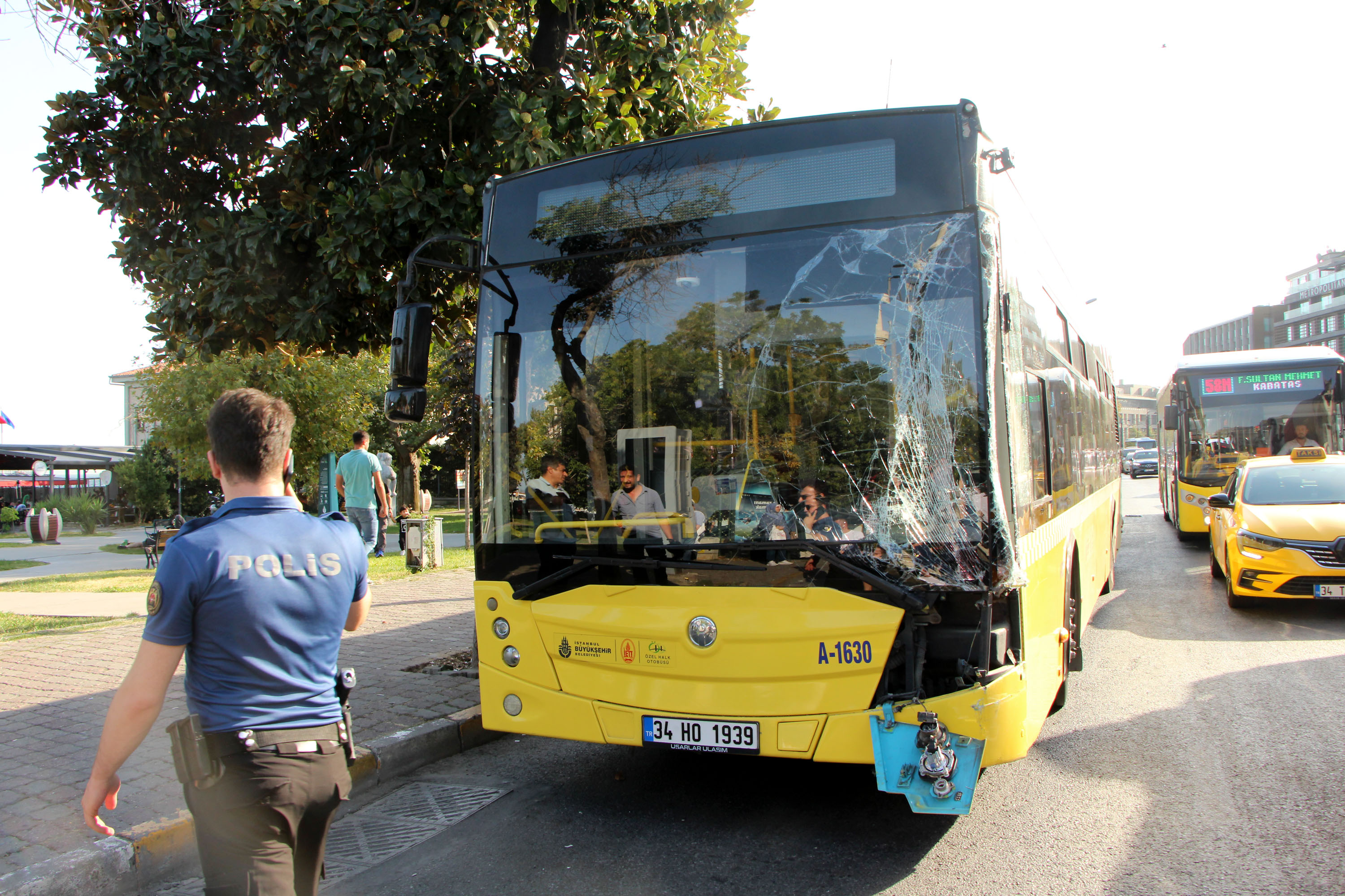 genis-haber-beyoglunda-otobus-tramvaya-carpti-1575-dhaphoto7.jpg