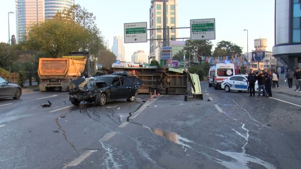 besiktasta-otomobil-minibuse-carpti-4-yarali-2114-dhaphoto1.jpg