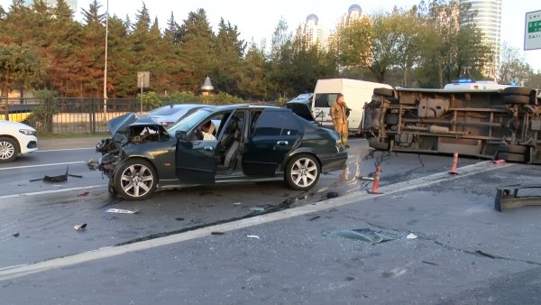 besiktasta-otomobil-minibuse-carpti-4-yarali-2114-dhaphoto2-001.jpg