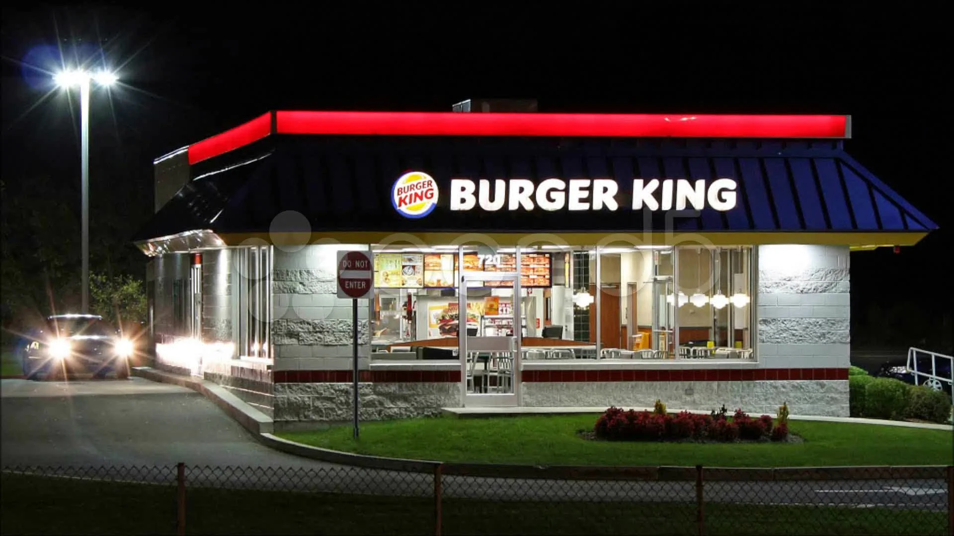 burger-king-restaurant-night-time-018155778-prevstill.webp