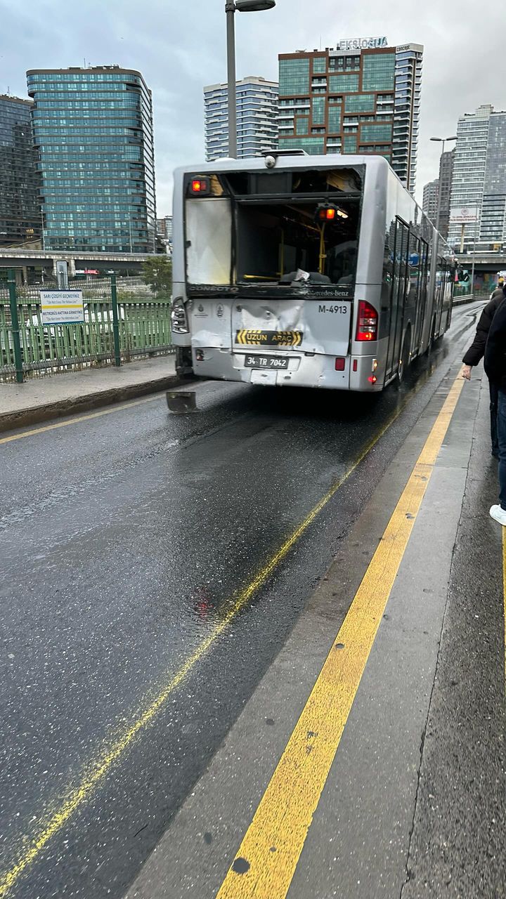 uzuncayir039da-metrobus-kaza-yapti-1-2548-dhaphoto2.jpg