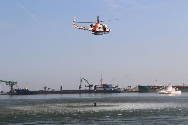 sahil-guvenlik-ekipleri-100uncu-yilda-denizde-turk-bayragi-acti-3555-dhaphoto4.jpg