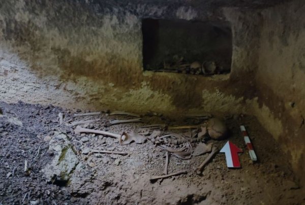 evin-bahcesindeki-cokme-sonrasi-roma-donemine-ait-tek-oda-mezar-bulundu-6063-dhaphoto1.jpg