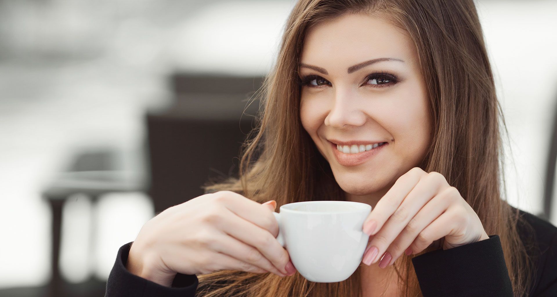 Фото девушек с кофе. Девушка пьет кофе. Девушка с чашкой кофе. Девушка с чашечкой кофе. Человек с чашкой.