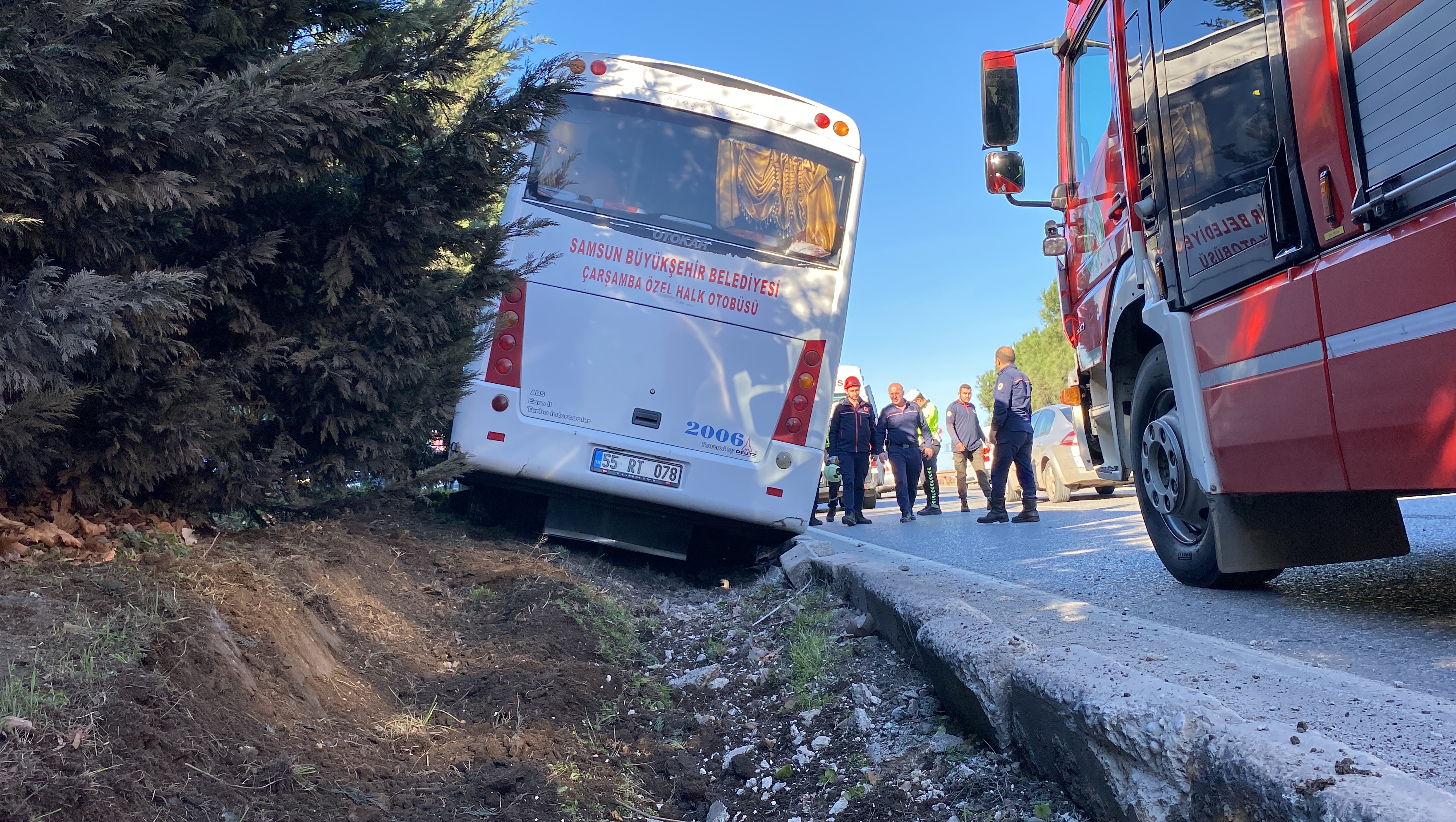 samsunda-lastigi-patlayan-halk-otobusu-refuje-cikti-1-yarali-9875-dhaphoto2.jpg