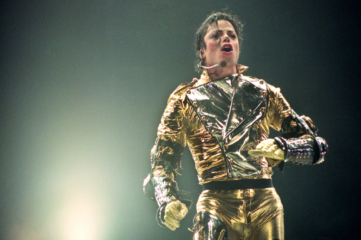 michael-jackson-performs-onstage-history-tour-1997-001.png