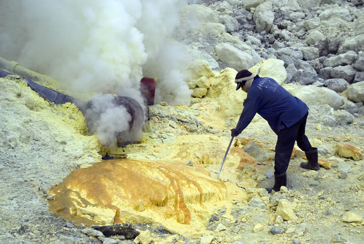 4-a-network-of-ceramic-pipes-installed-on-the-steaming-slopes-of-the-crater-channelise-the-volcanic-gases-which-come-out-as-molten-sulphur-the-miners-prise-out-chunks-as-they-condense-and-solidify.jpg