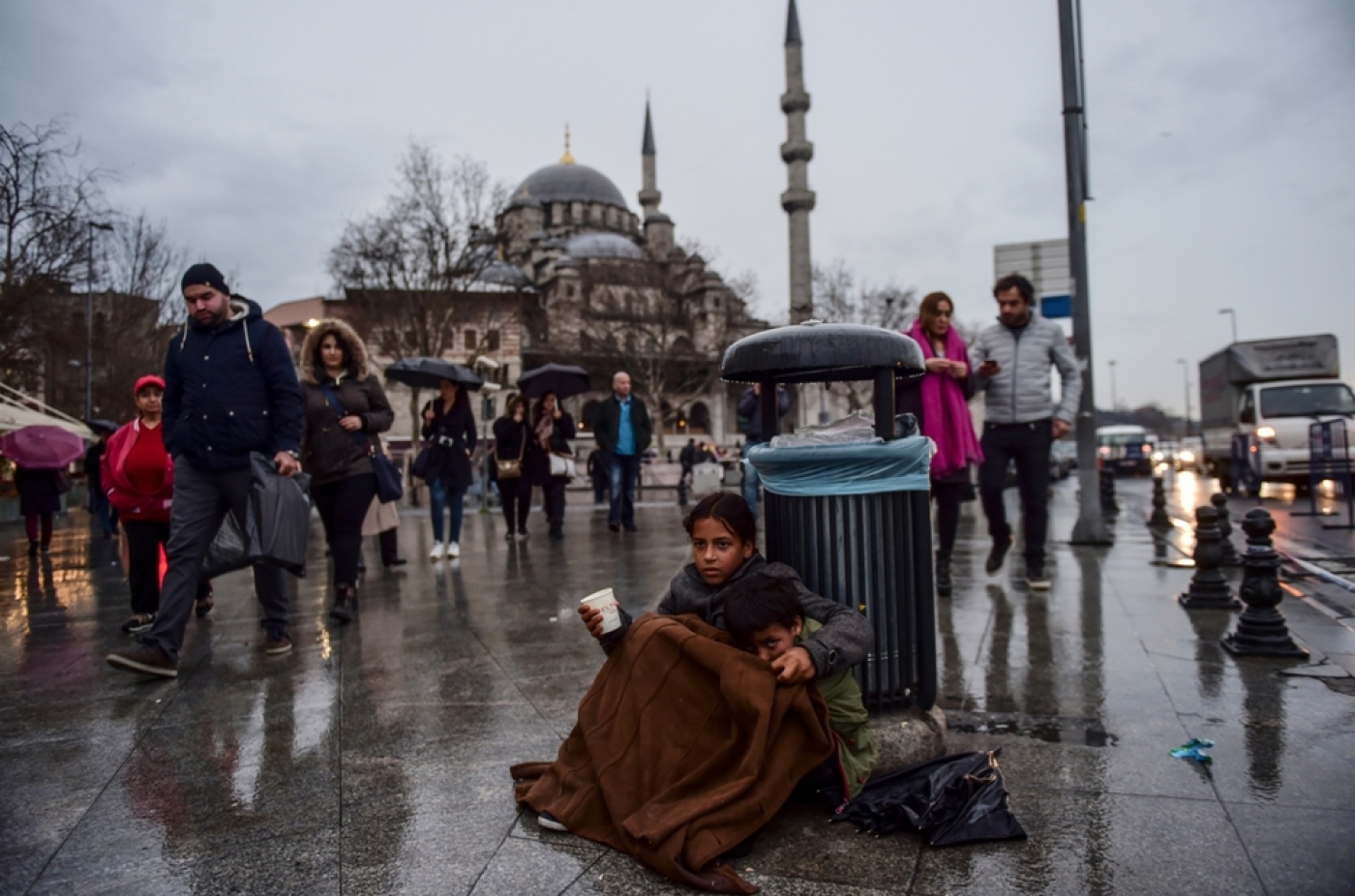 syrian-girl-begging-in-istanbul-afp.jpg