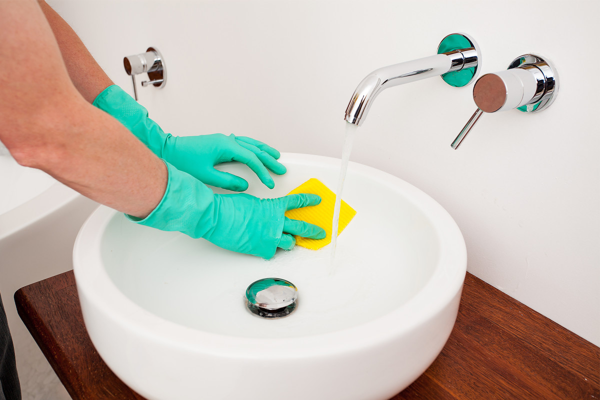 cleaning-a-sink-with-hygiene-bleach.jpg