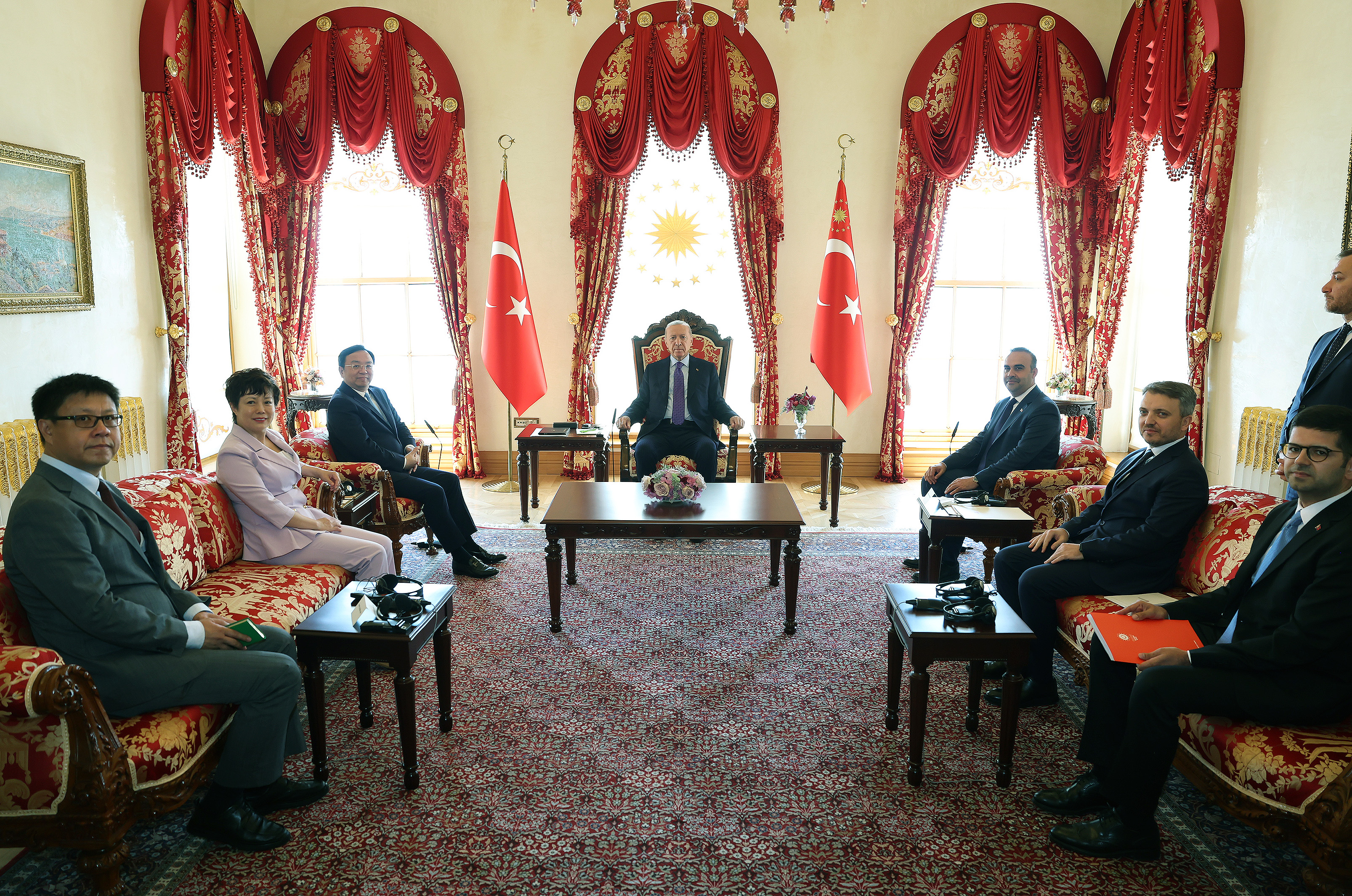 aa-20240708-35090690-35090685-turkish-president-recep-tayyip-erdogan-receives-byd-chairman-wang-chuanfu.jpg