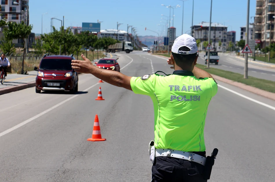 trafik-cezasi-icin-arac-durduran-polis.webp