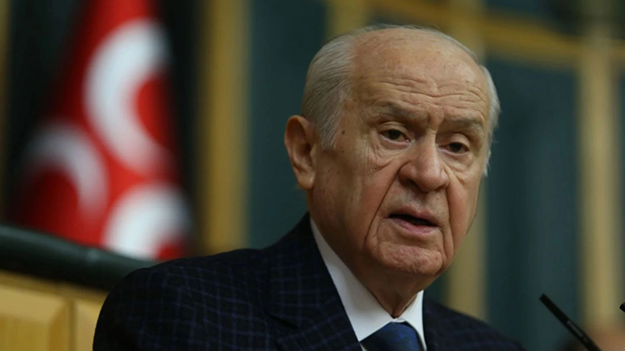 devlet-bahceli-kimdir-mhp-genel-baskani-ve-osmaniye-2-bolge-adayi-devlet-bahcelinin-hayati-ve-biyografisi-sga8.webp