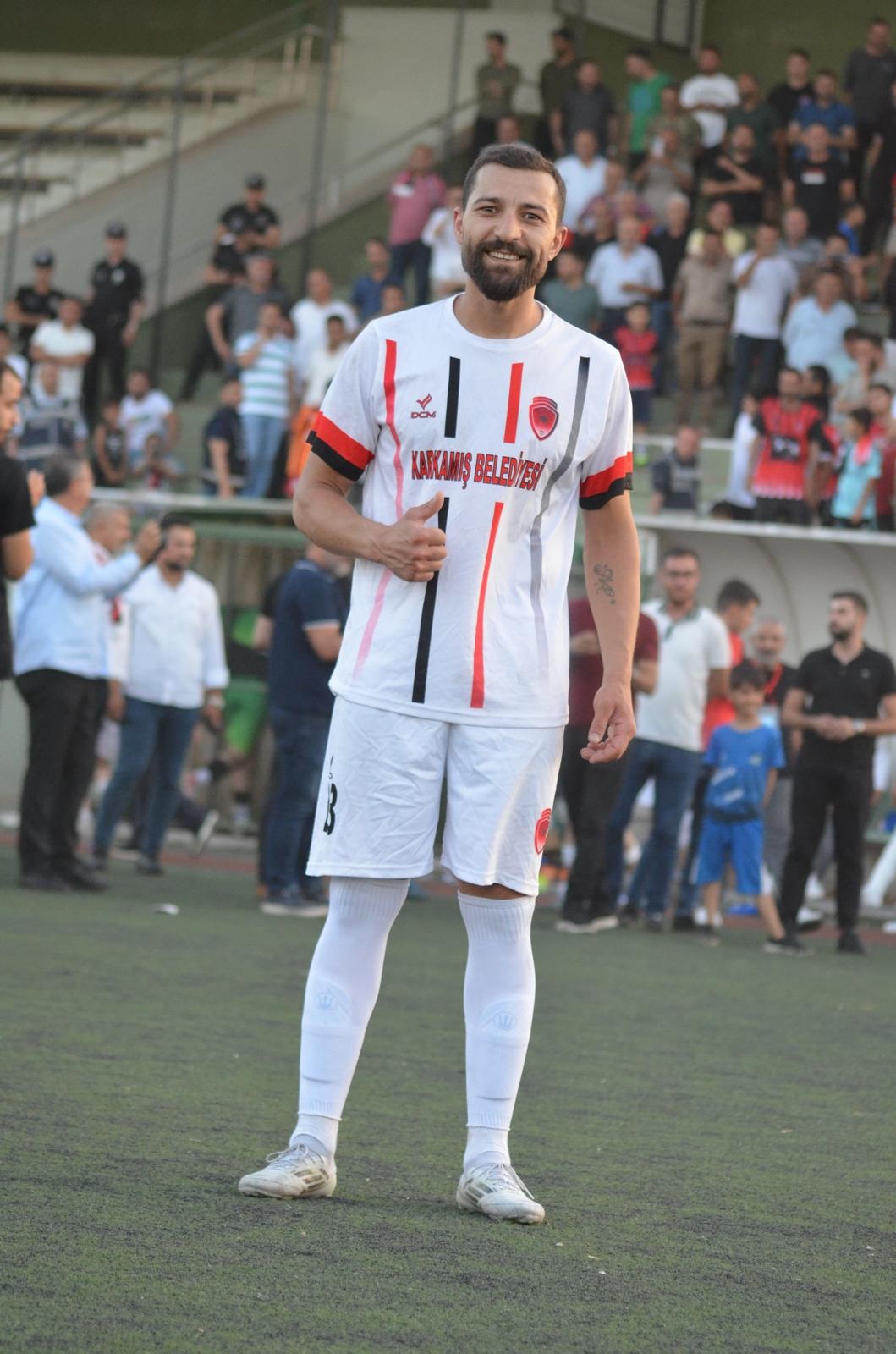 baska-kimlikle-futbolcu-lisansi-cikardi-408128-113414.jpg