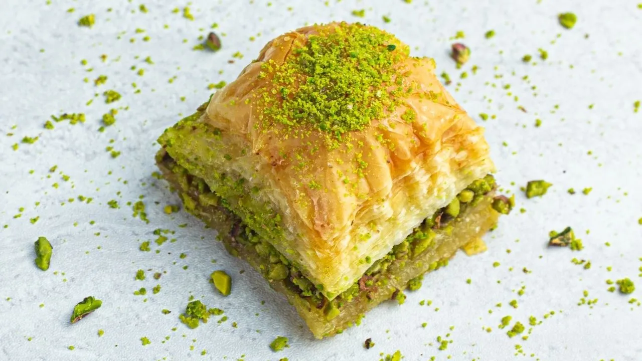 baklava-tane-hesabi-satilmaya-basladi-bir-dilimin-fiyati-agizlari-acik-birakti-lejz-cover.webp