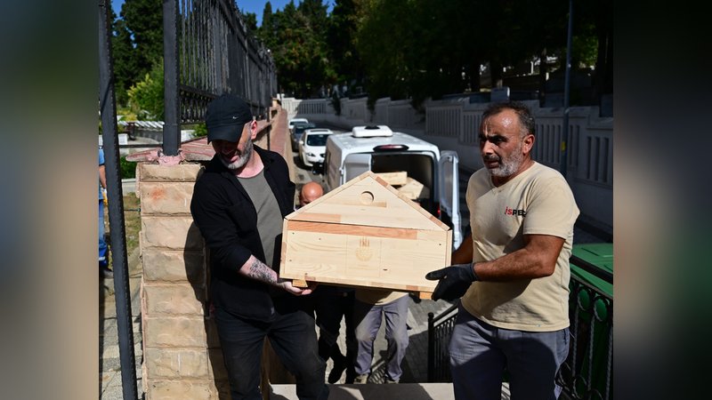 aa-20241010-35873779-35873768-cem-garipoglunun-acilan-mezarindan-cikarilan-ornekler-yeniden-kabrine-konuldu.jpg