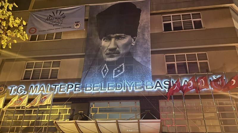 maltepe-belediyesi-greve-gitti-gece-yarisi-basladi-kapiya-asildi-17312943187141.jpg