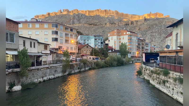 bayburt-castle-dominates.jpg