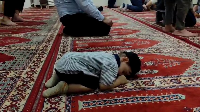 babasiyla-gittigi-camide-namaz-kilarken-842306-249705.jpg