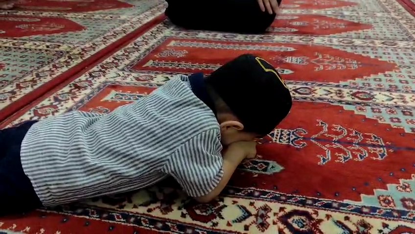 babasiyla-gittigi-camide-namaz-kilarken-842308-249705.jpg