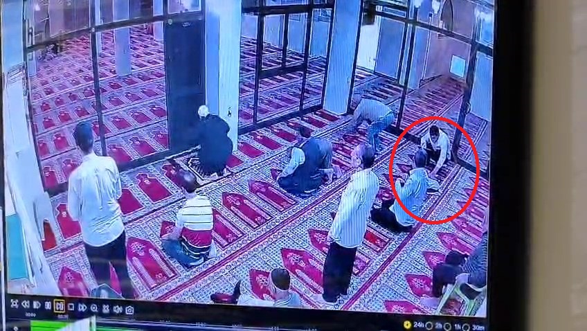 babasiyla-gittigi-camide-namaz-kilarken-842310-249705.jpg