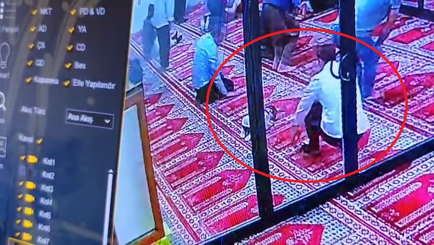 babasiyla-gittigi-camide-namaz-kilarken-842312-249705.jpg